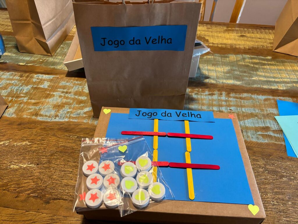 Diversos tipos de brinquedos produzidos pelo Recicla Sidarta
